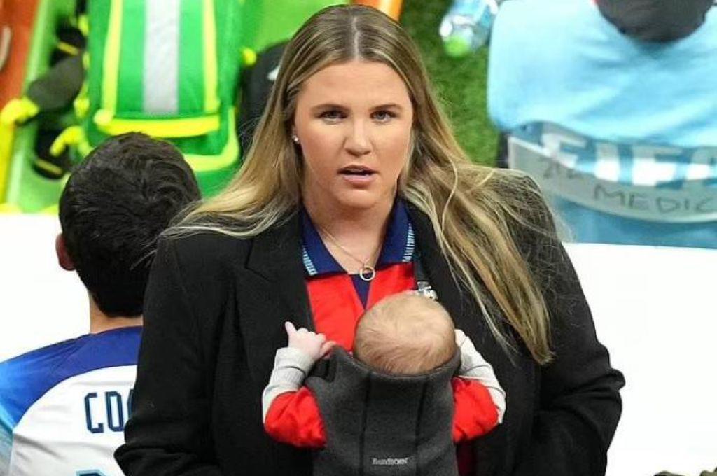 La novia de la figura del Arsenal sufrió acoso en las redes por su aspecto físico y sale a defenderla: “Merece algo mejor”