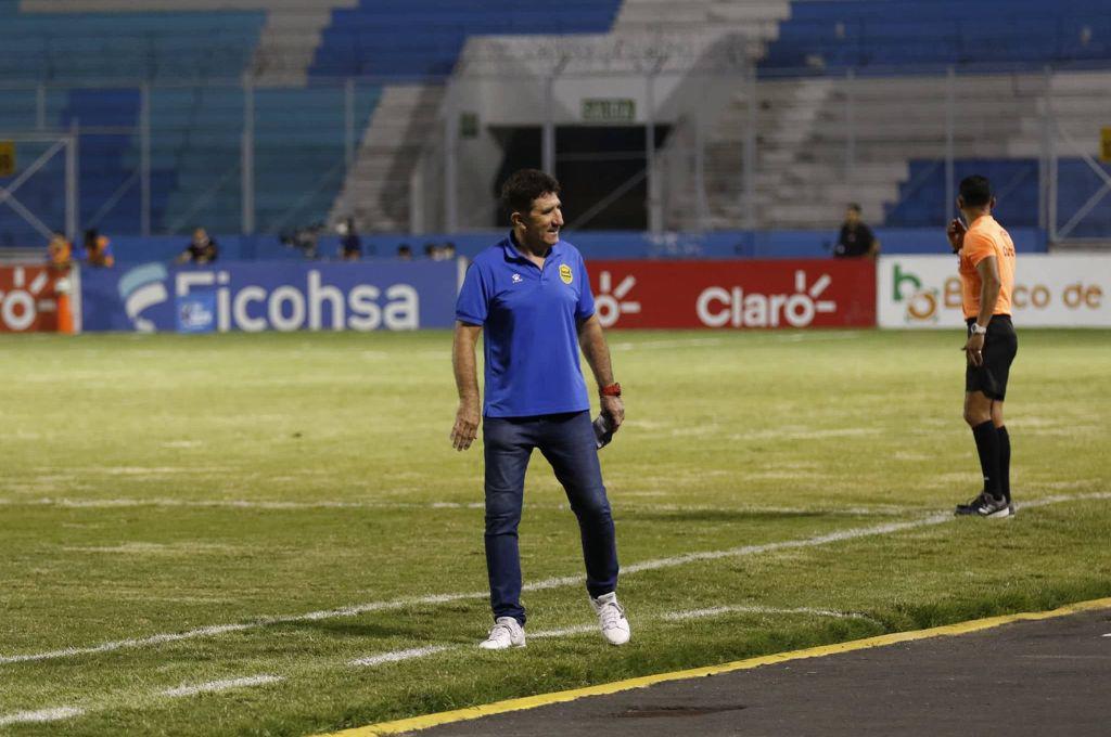 NO SE VIO EN TV: Los estadios estuvieron adornados con mujeres hermosas, la expulsión de Vargas y la celebración de Pedro Báez