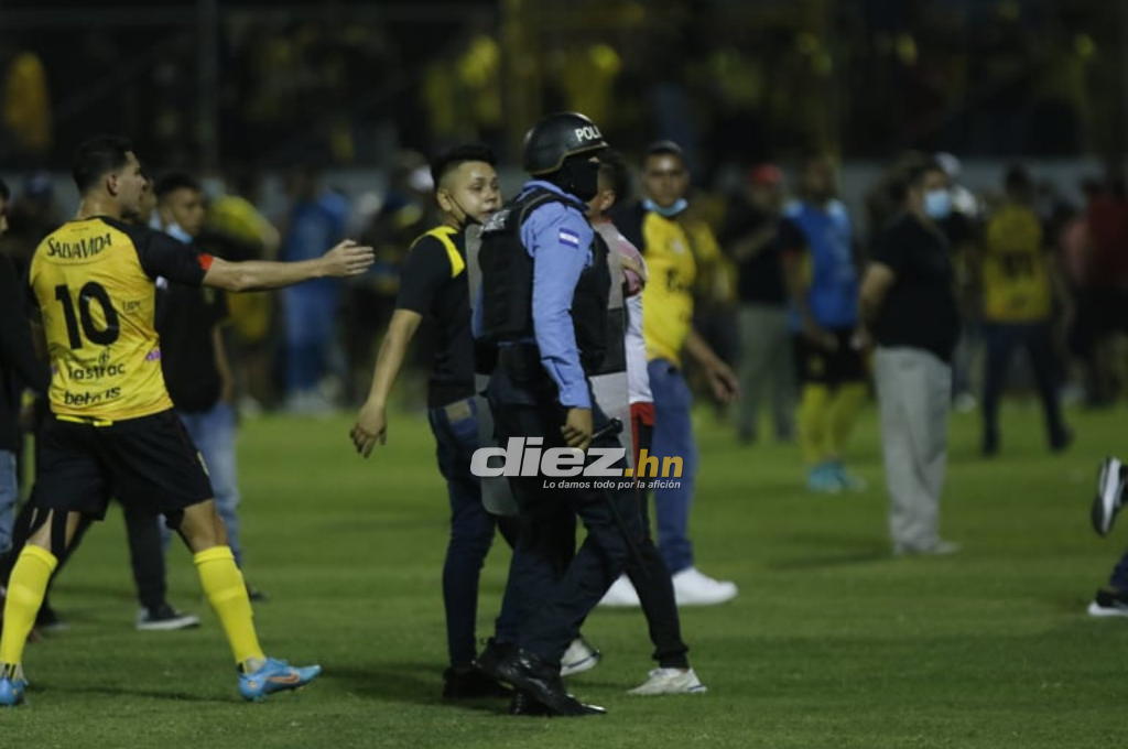 Las fotos del drama en el Morazán: Jhow Benavídez pidiendo calma, policía y aficionados heridos en el Clásico Real España-Marathón