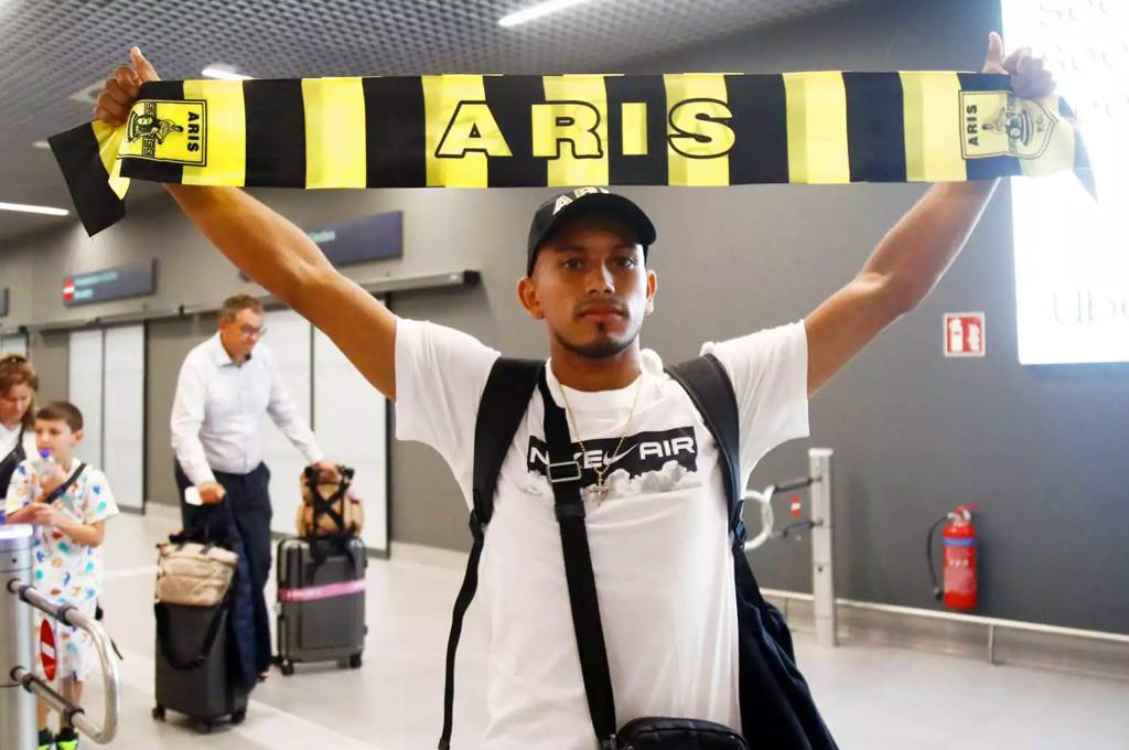 ¡Hasta firmando autógrafos! Hondureño Edwin Rodríguez llega a Grecia y es recibido con distintivos del Aris de Salónica
