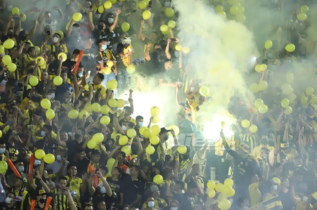 El vibrante festejo del Real España y su afición tras pasar a la final: Rocca le ‘roba’ gorra a aficionado; el Morazán retumbó