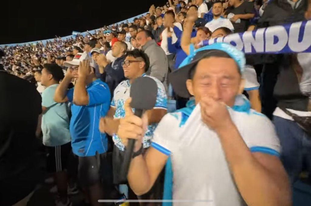 ¡Besó el escudo! Shin Fujiyama estalló de la locura en el triunfo de Honduras vs México: el mensaje a Choco y ¿le gustó la cerveza?