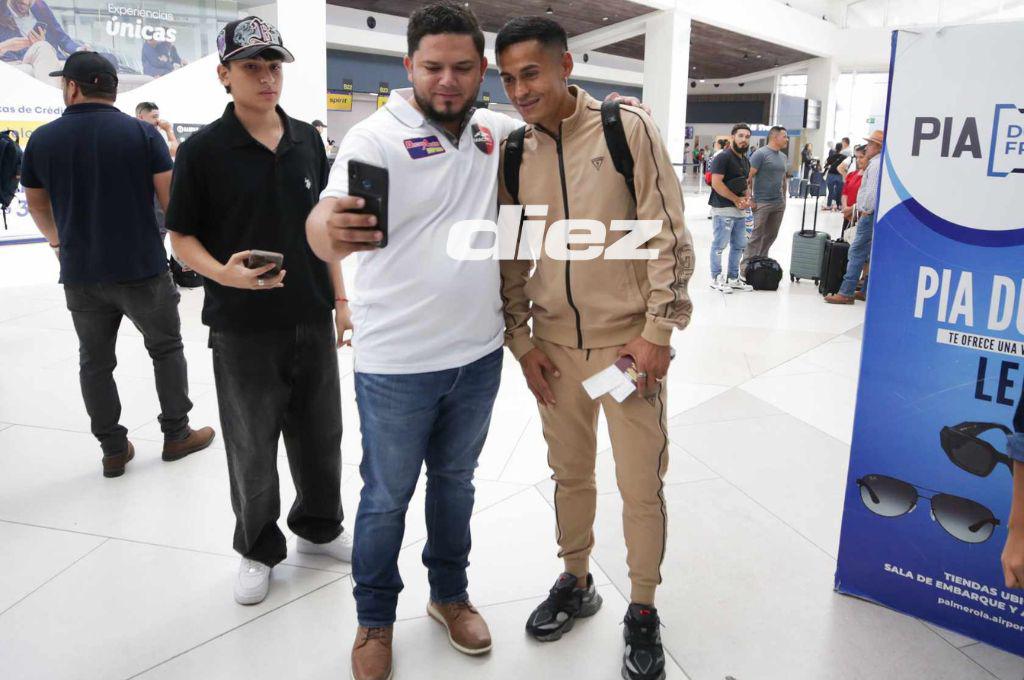 Kervin Arriaga la hace de periodista, el único legionario que se quedó en Honduras y despedida especial para Luis Palma