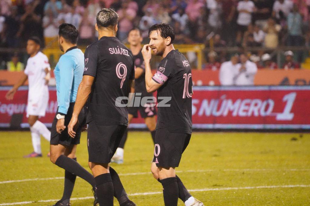 Messi anotó e hizo magia en el Olímpico: el gran gesto del argentino y los jugadores del Olimpia que ‘insistieron’ por su camisa