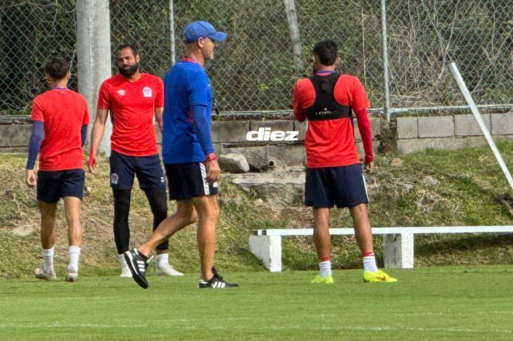 Futbolistas de Olimpia se lesiona en pleno entrenamiento, la preocupación de Espinel; así fue tratado por el cuerpo médico