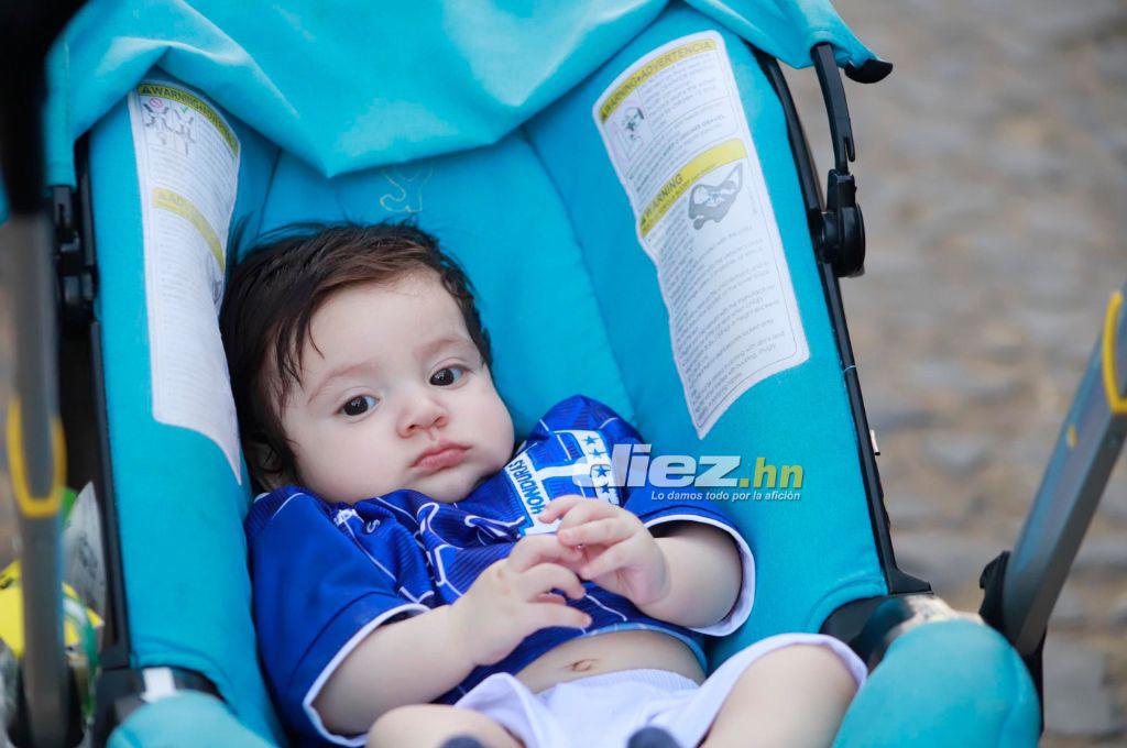 ¡Locura merengue! Afición del Olimpia comienza a “pintar” el estadio Jalisco y esposa de futbolista del Atlas sorprende con mensaje en pancarta