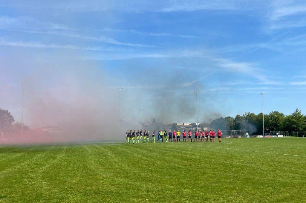 Hizo 4 expulsiones, añadió 15 minutos y celebró el título con el campeón: ¿Cuál fue el ‘premio’ que se llevó el árbitro?