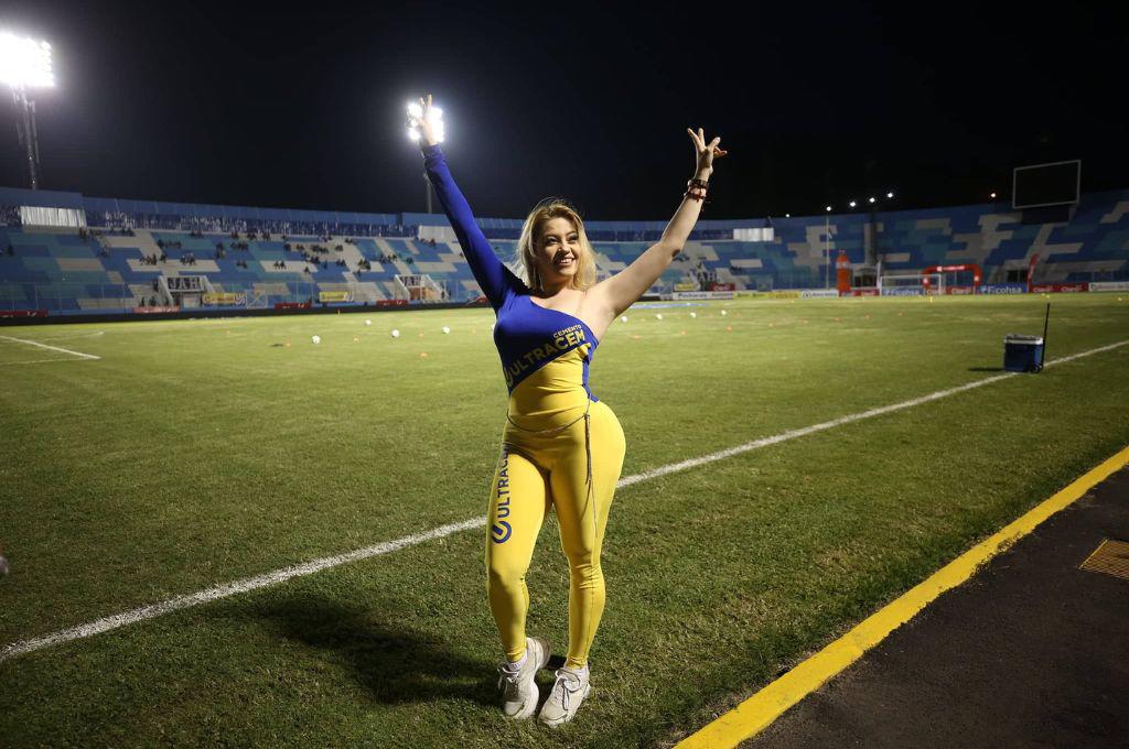 NO SE VIO EN TV: Los estadios estuvieron adornados con mujeres hermosas, la expulsión de Vargas y la celebración de Pedro Báez