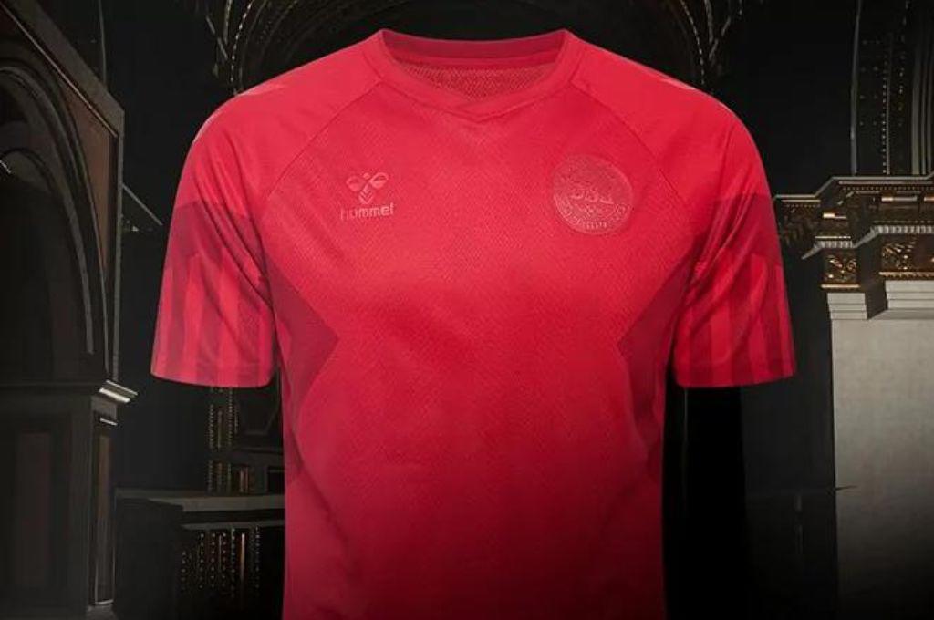 La selección de Dinamarca presentó una camisa de protesta que usará en el Mundial de Qatar 2022
