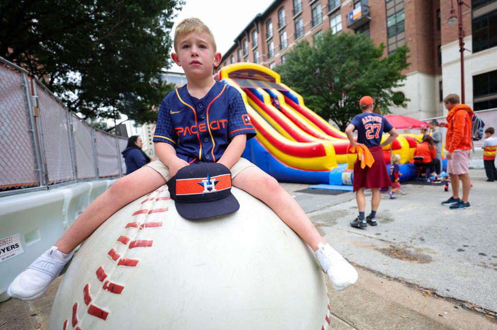 Mauricio Dubón hace historia: así fue su debut en la Serie Mundial en la victoria de los Astros sobre Phillies