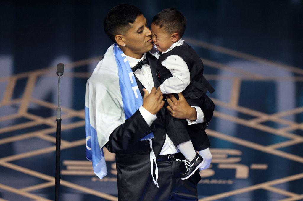 La ‘burla’ de Messi en los Premios The Best, la frustrante reacción del padre de Haaland y Mbappé le ‘dio’ el trofeo al argentino
