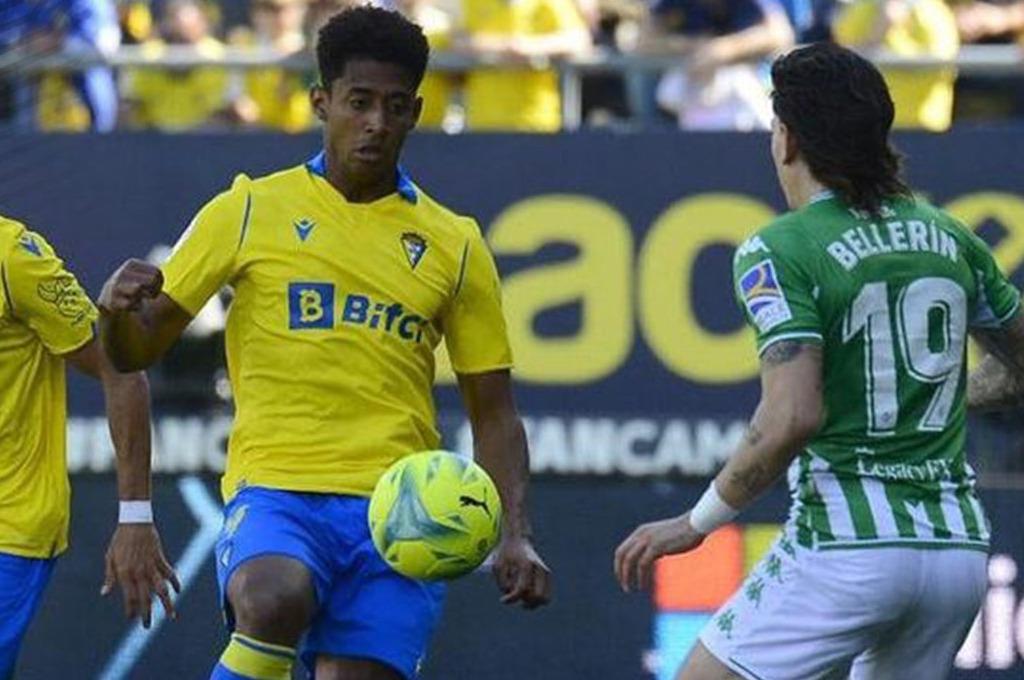 El “Choco” Lozano ingresó de cambio, pero Cádiz perdió ante Real Betis y entra en zona de descenso
