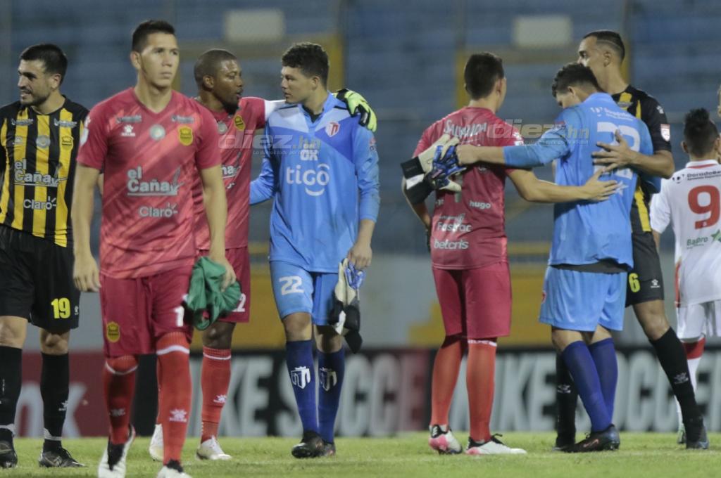 ¡Respeto! El lindo gesto de los jugadores del Real España con el portero del Real Estelí, el hondureño César Salandía