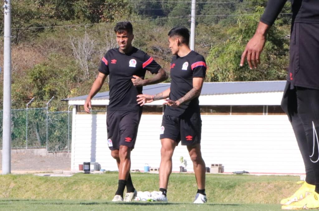 Andy Nájar en charla con el brasileño Gabriel Araújo.