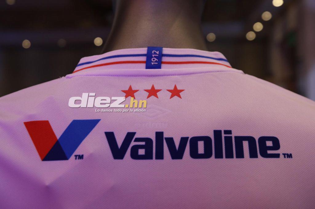 Así son las nuevas camisas del Olimpia: Homenaje a Rafael Ferrari, los detalles de lujo del diseño y su precio