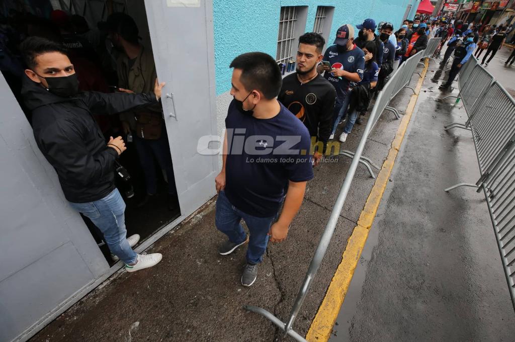 ¡Se pinta el Nacional! Así se vivió la previa de la final de ida entre Motagua y Real España: la afición puso el color