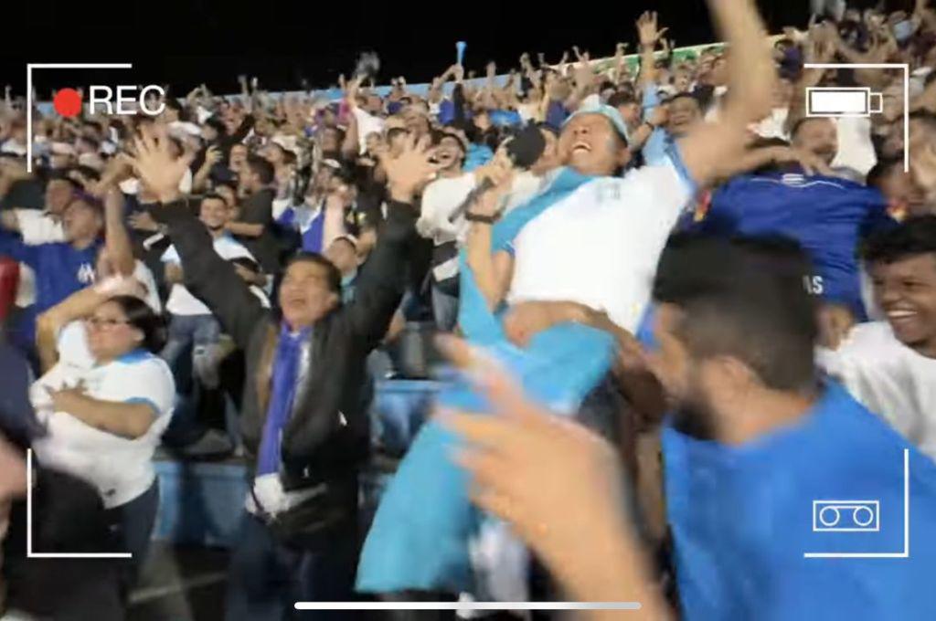 ¡Besó el escudo! Shin Fujiyama estalló de la locura en el triunfo de Honduras vs México: el mensaje a Choco y ¿le gustó la cerveza?