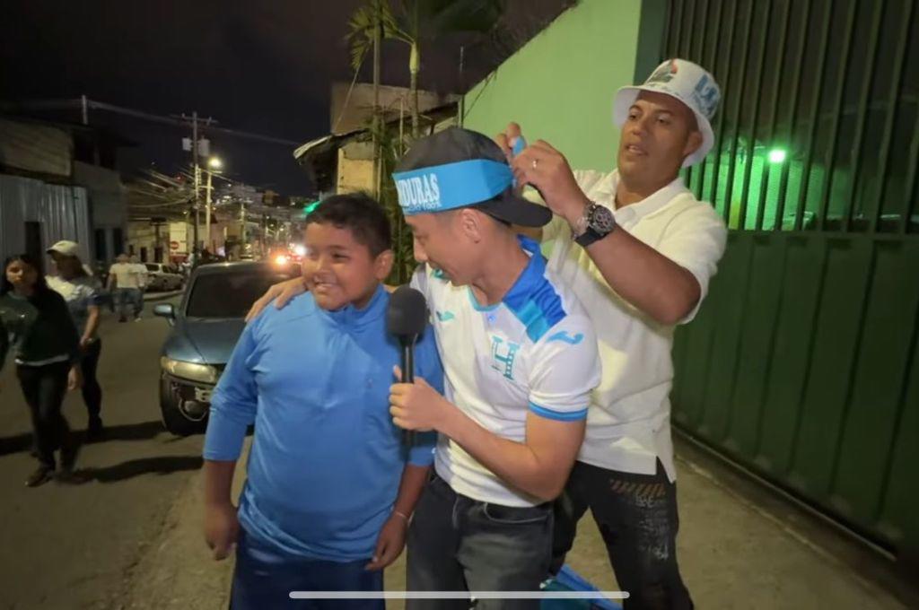 ¡Besó el escudo! Shin Fujiyama estalló de la locura en el triunfo de Honduras vs México: el mensaje a Choco y ¿le gustó la cerveza?