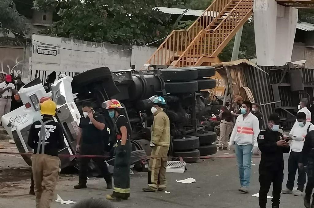 El tráiler de la muerte: Las brutales imágenes de la tragedia en México donde al menos 54 inmigrantes han muerto en fatal accidente