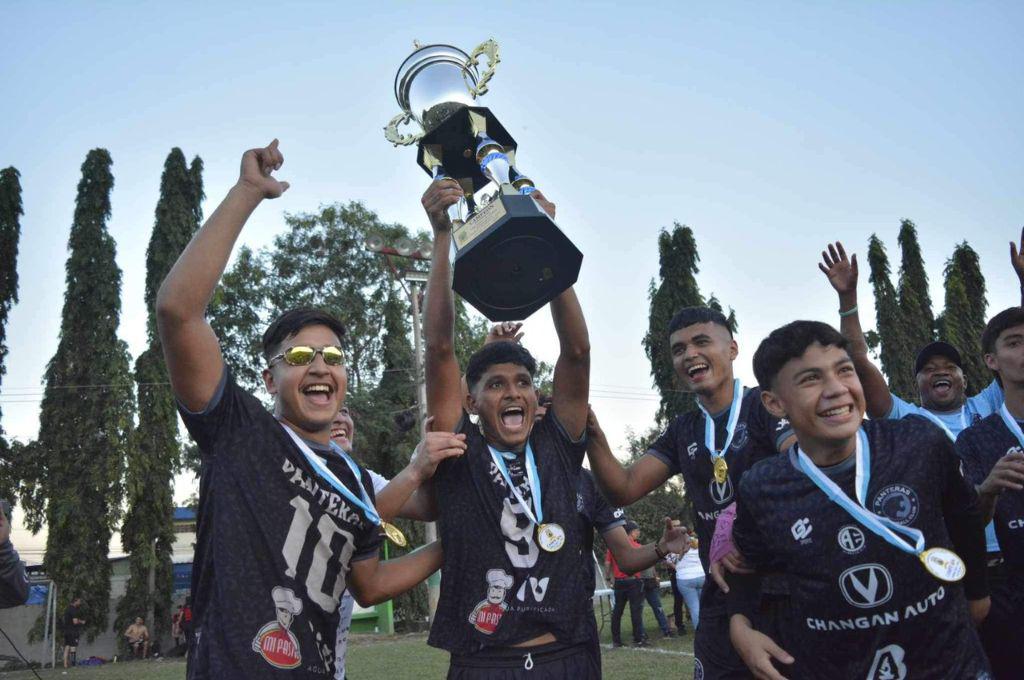 Alberth Elis cosechando estrellas: Panteras FC es campeón de la Liga Mayor de San Pedro Sula en su primer torneo