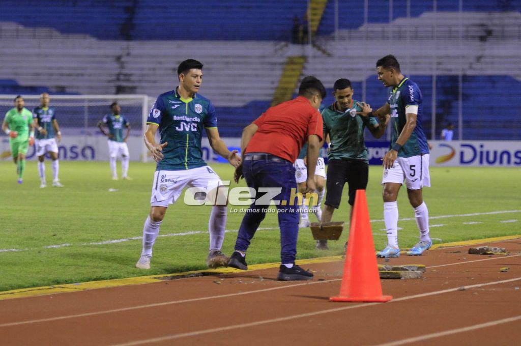 Las imágenes del caos en el Olímpico: Piedras, tres jugadores de Marathón se pusieron en riesgo ¿Y quién comenzó todo?