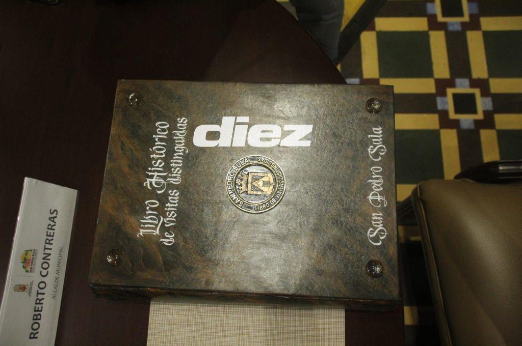 Así fue el homenaje a David Suazo en San Pedro Sula: firma de un libro histórico y llegaron los jugadores del Olimpia