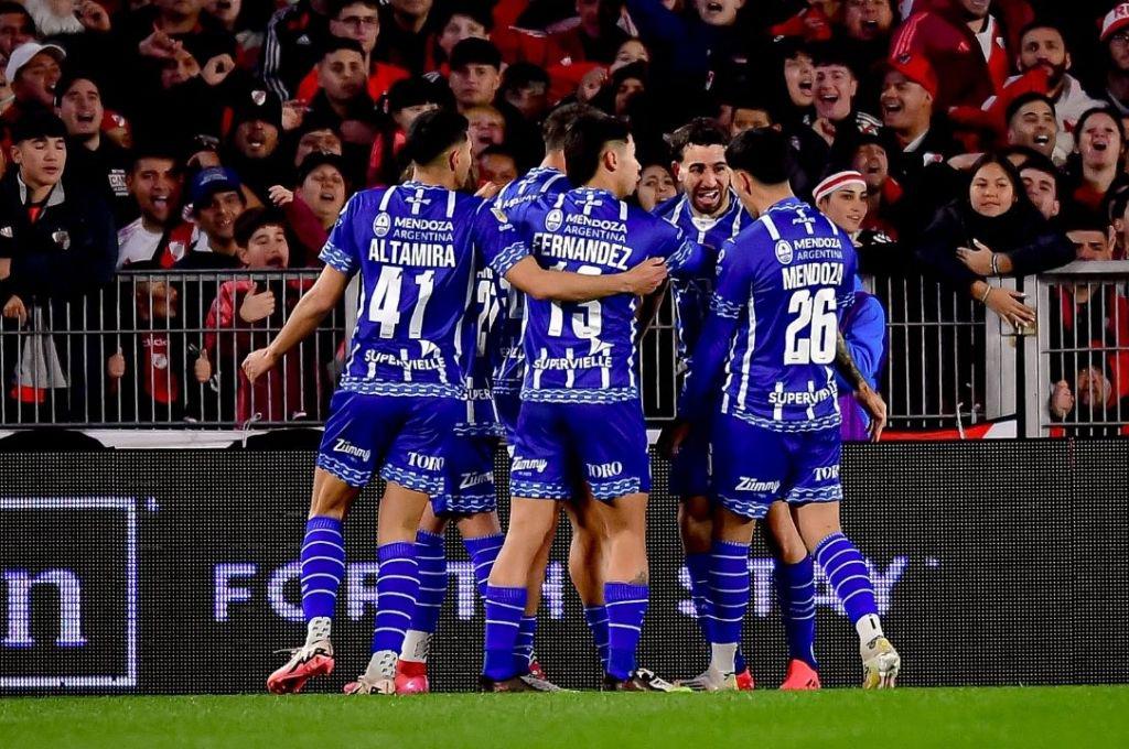 Nació en Honduras: ¿Por qué le apodan 'El Pistolero' a Agustín Auzmendi, delantero que le anotó doblete a River Plate?