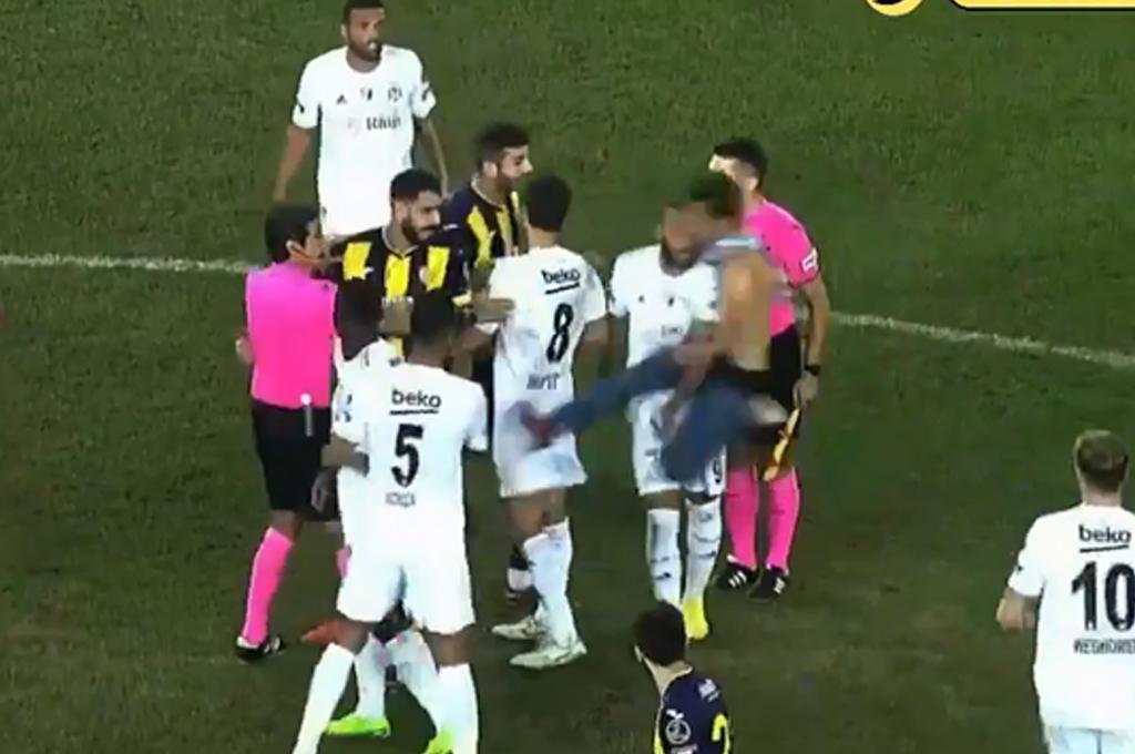 ¡Escándalo en Turquía! Aficionado invade el campo y se le fue en voladora a jugador del Besiktas: ‘‘Esa patada habría acabado con su carrera’’