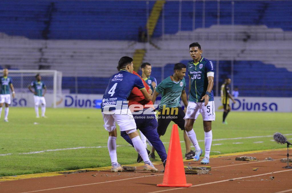 Las imágenes del caos en el Olímpico: Piedras, tres jugadores de Marathón se pusieron en riesgo ¿Y quién comenzó todo?