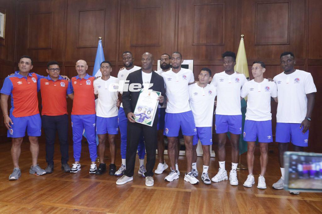 Así fue el homenaje a David Suazo en San Pedro Sula: firma de un libro histórico y llegaron los jugadores del Olimpia