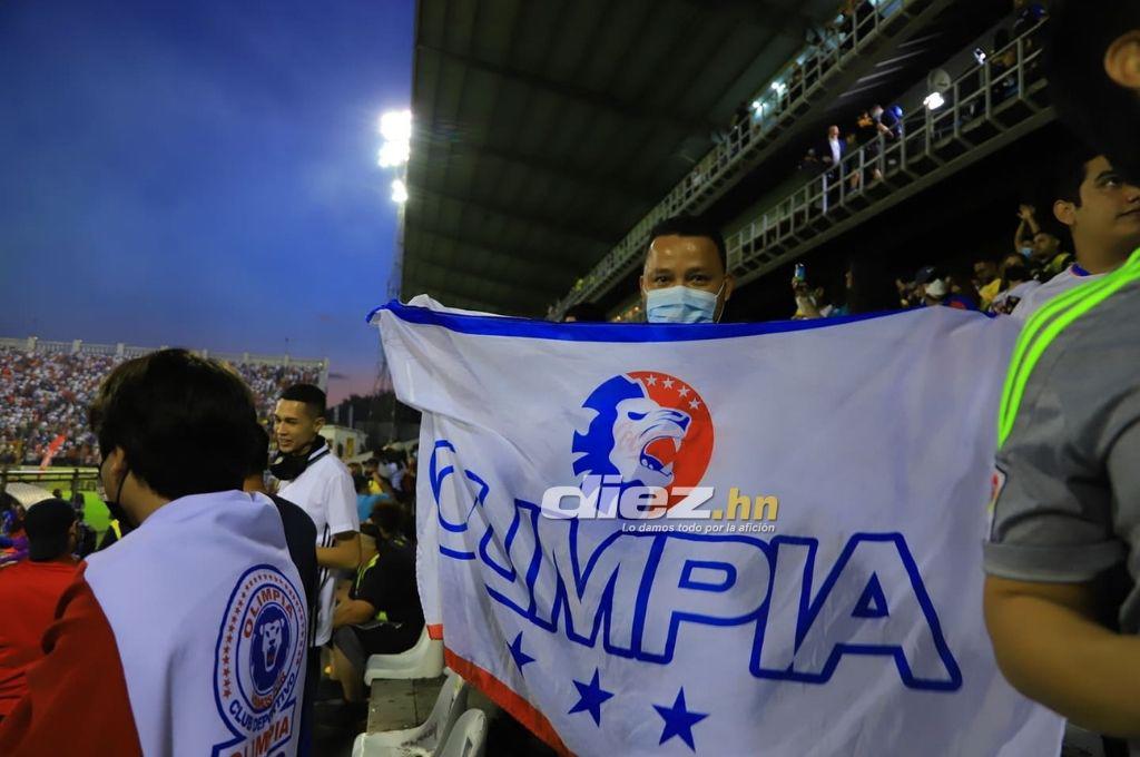 El ambiente en el interior del estadio Morazán: Pintado de amarillo y negro, pero también de blanco