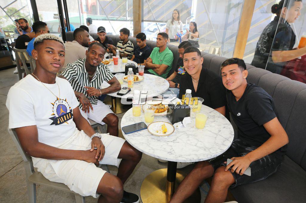 ¡Celebración de Campeón! Pedro Troglio y jugadores del Olimpia disfrutaron tras la conquista de la Copa invicta de Apertura