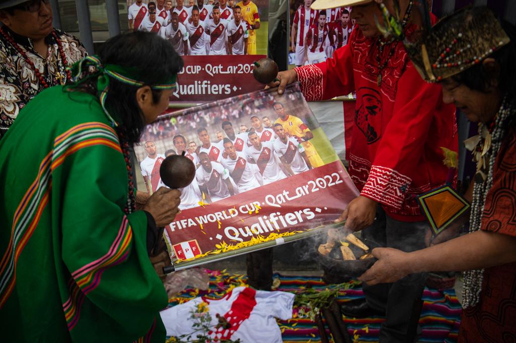 Con conjuros y espadas, chamanes peruanos buscan anular eficacia de Paraguay en su lucha por buscar repechaje a Qatar 2022