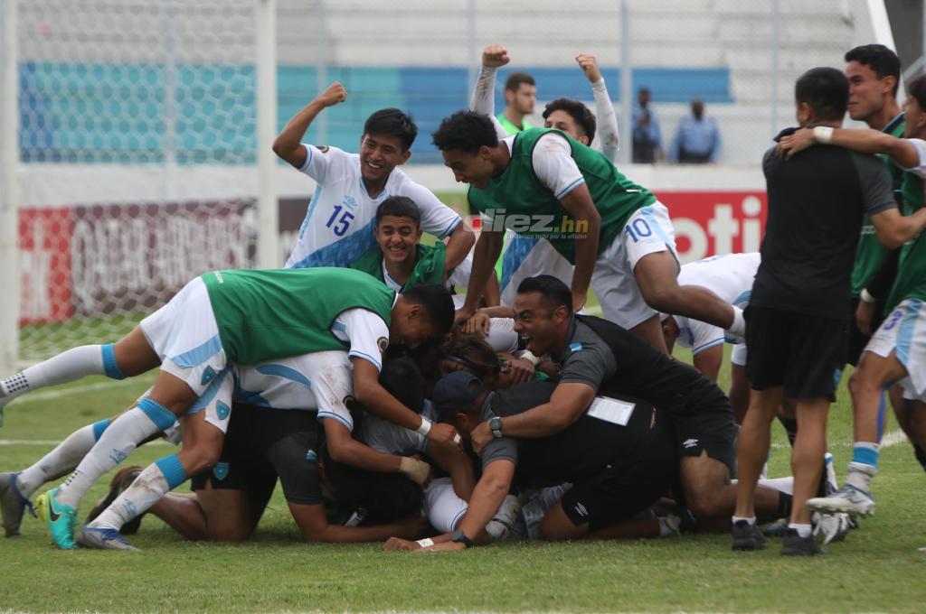 NO SE VIO EN TV: La burla del portero de Guatemala, el júbilo chapín tras dar la sorpresa y así festejaron en el camerino