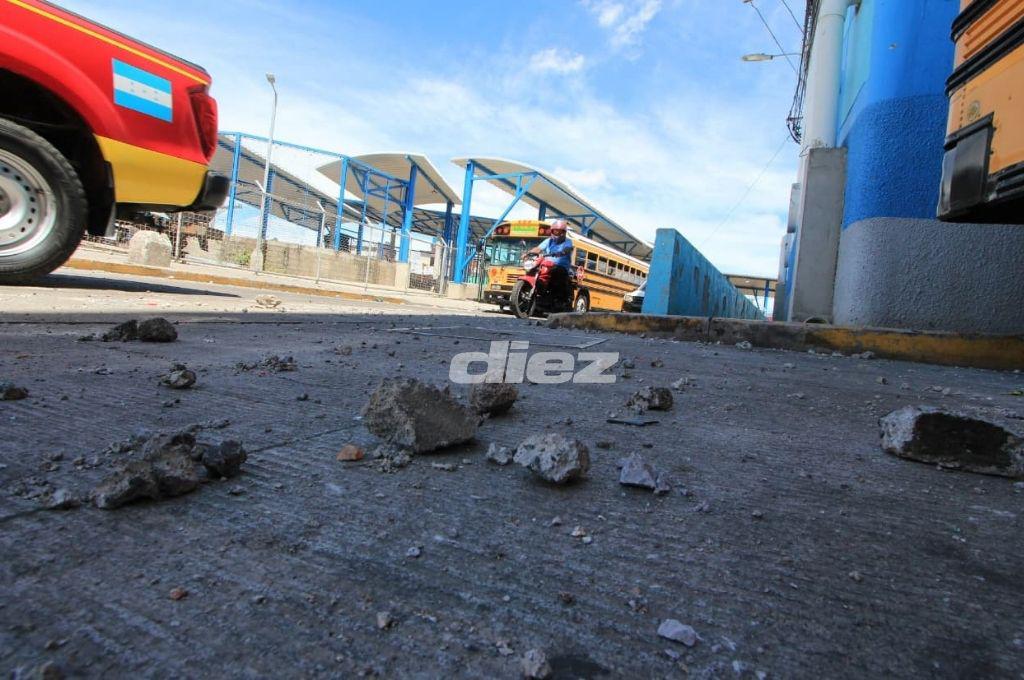 Carros destruidos, piedras y testimonios; así lucen las calles tras batalla entre aficionados de Motagua y Olimpia
