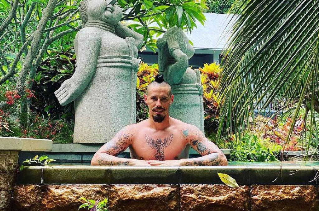 Fue leyenda del Napoli, se retiró del fútbol y sorprende con su nuevo emprendimiento: “hotel para gallinas”