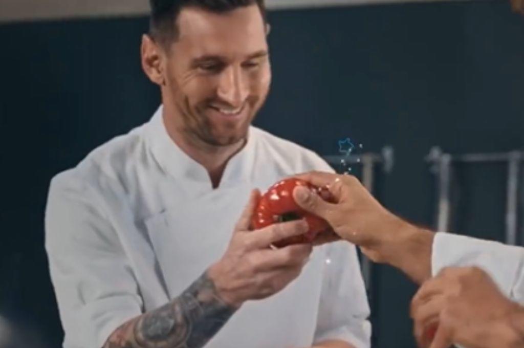 Vestido de cocinero y hasta presentó el menú: Messi sorprende con su nueva faceta de chef en Inter de Miami y los niños no lo podían creer