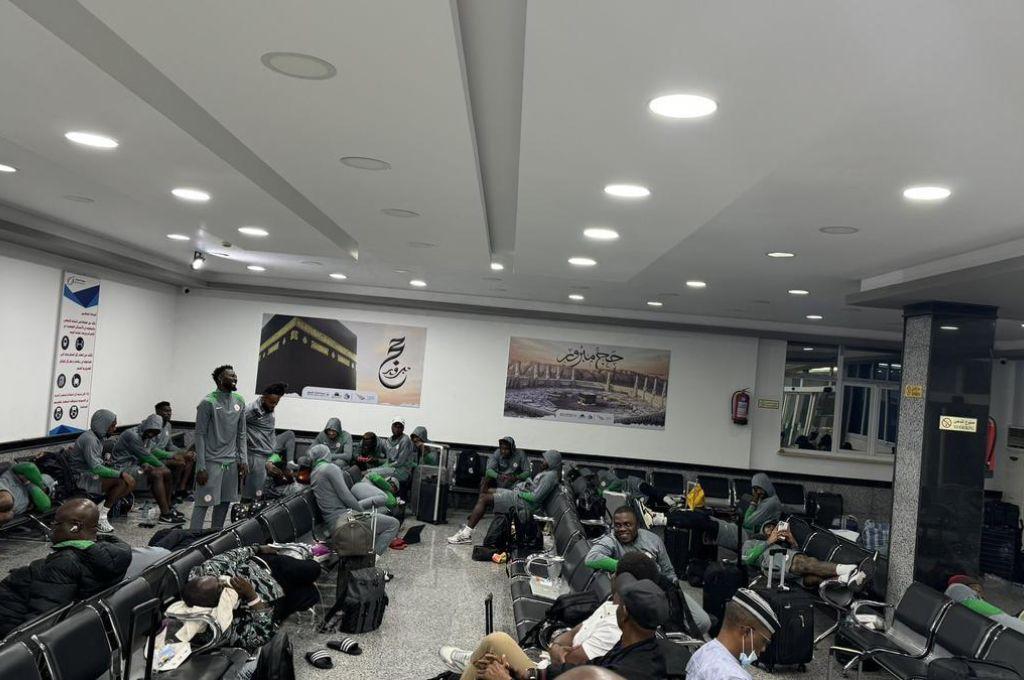 Sin comida, ni bebida: Selección de fútbol fue abandonada en aeropuerto por más de 12 horas y toman dura decisión