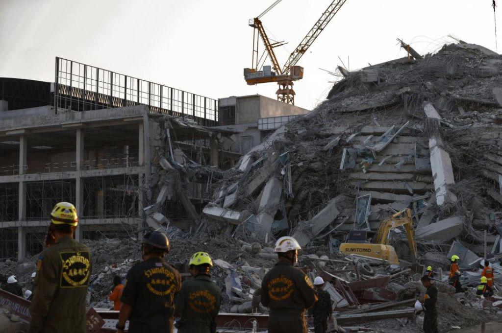 Las catastróficas imágenes del terremoto en Birmania y Tailandia: Llevamos más gente al cementerio que al hospital