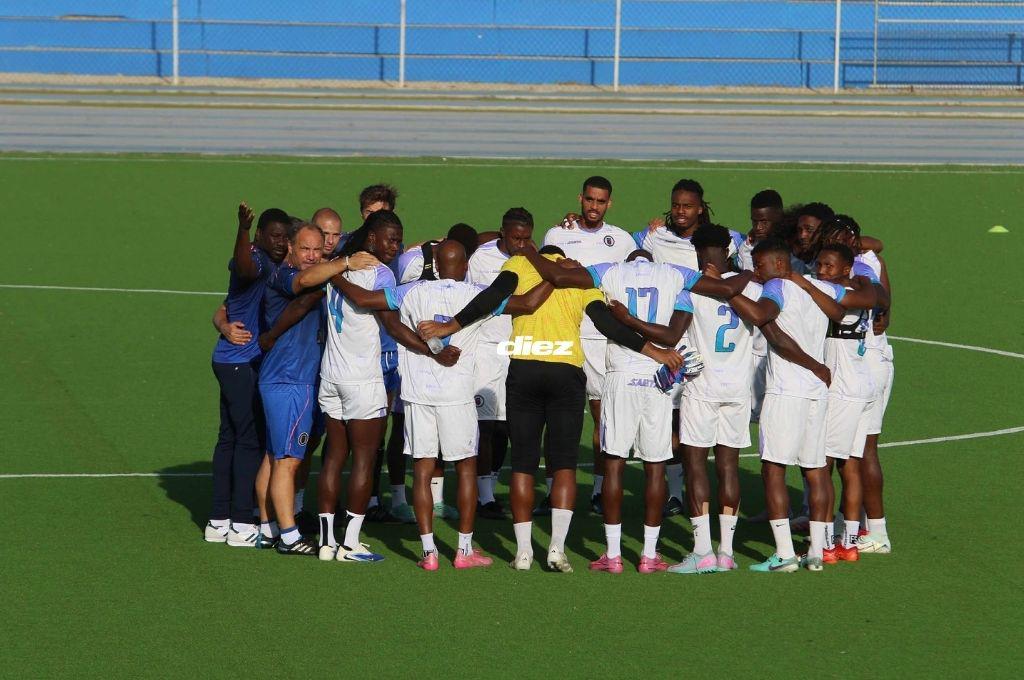 Engramillado, temperatura y rodeado de sus figuras: el entreno de Haití en el estadio Ergilio Hato de Curazao