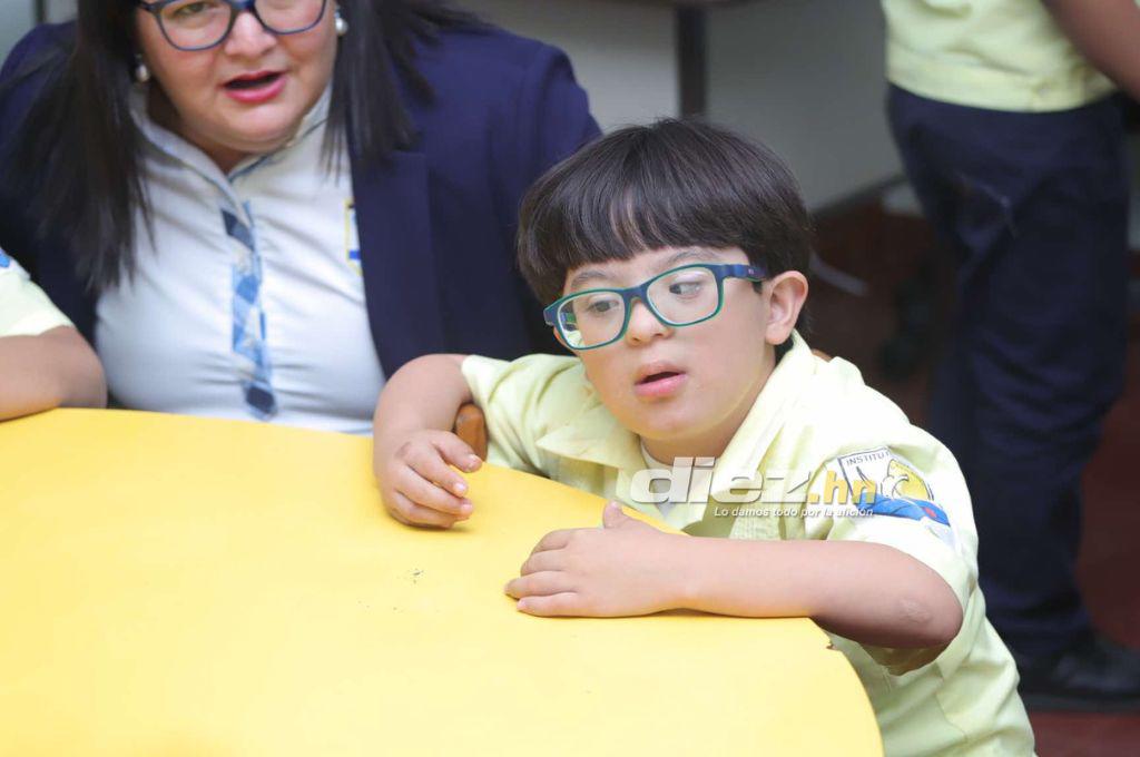 Reinaldo Rueda y directivos de la Federación de Honduras vivieron momentos especiales con niños del Instituto Juana Leclerc