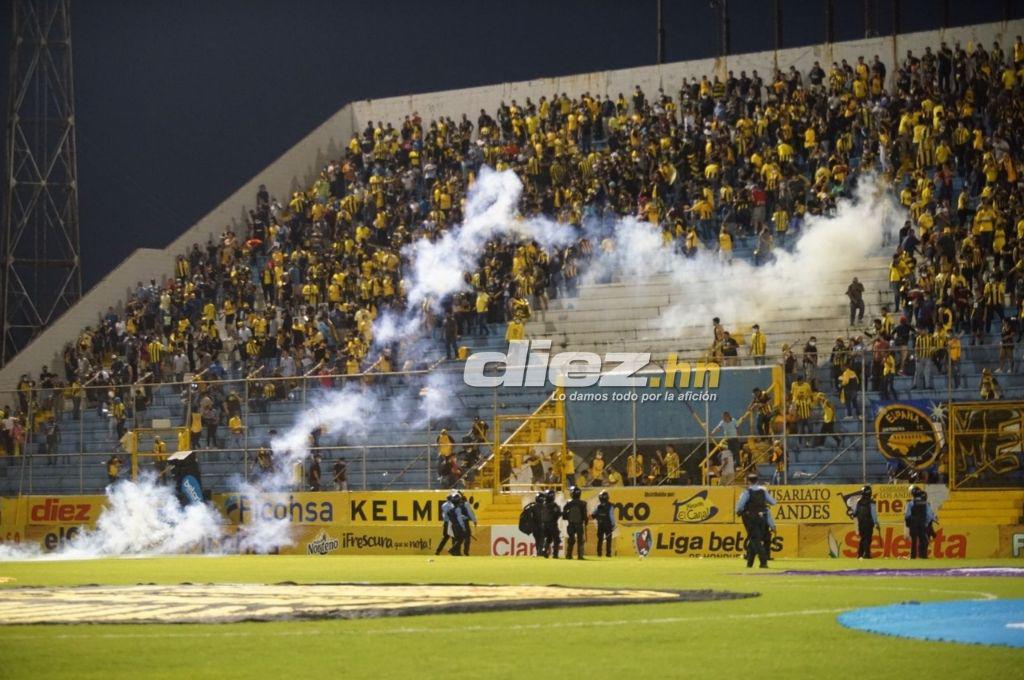 El ambiente en el interior del estadio Morazán: Pintado de amarillo y negro, pero también de blanco