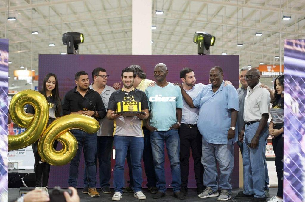 ¡Rodeado de sus leyendas! Real España presentó su nueva indumentaria y celebró a lo grande su aniversario con su afición