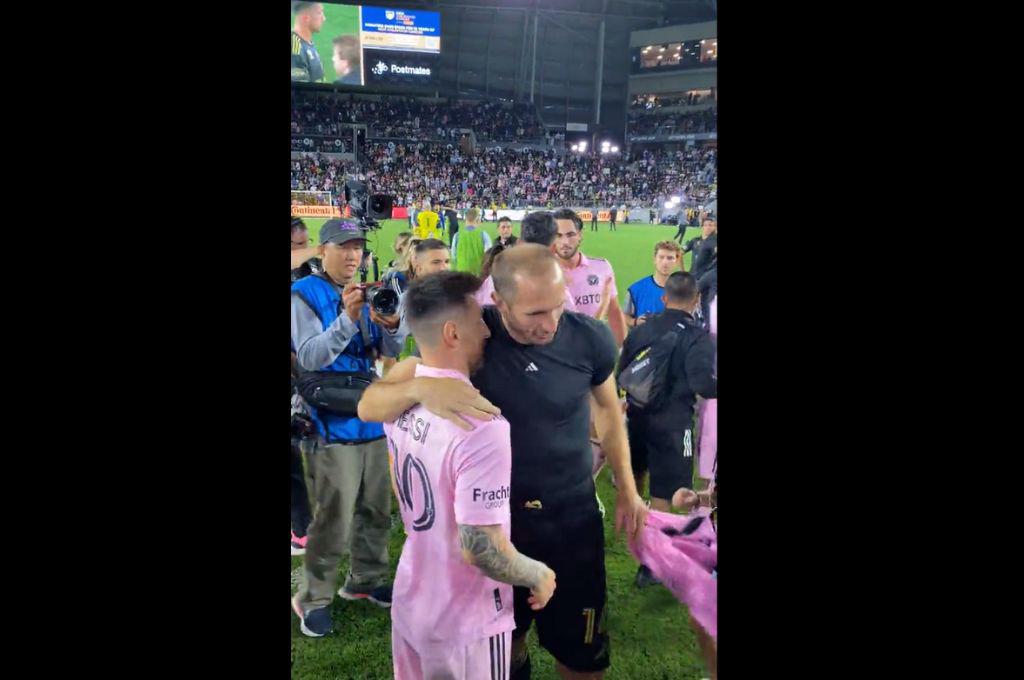 Locura por Messi: Imperdible reacción y mensaje de Selena Gómez a Leo, nuevo capítulo del guardaespaldas y el gesto del ‘10’ con Chiellini