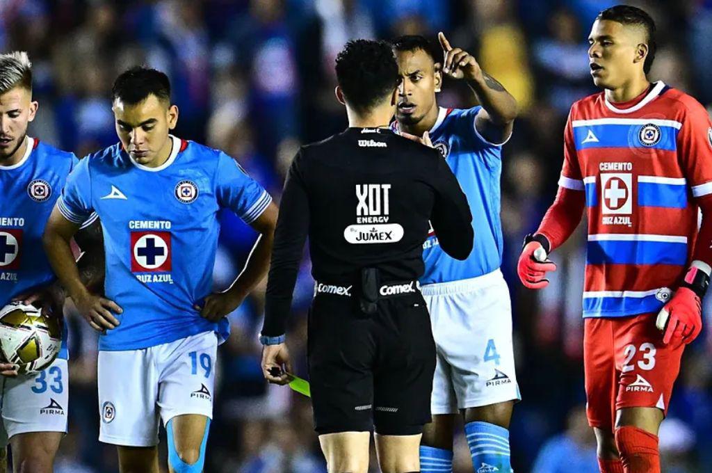 El VAR se hizo el ‘ciego’ y tenía que anular el penal de América, el robo al Cruz Azul y la pelea en vestuarios con el árbitro