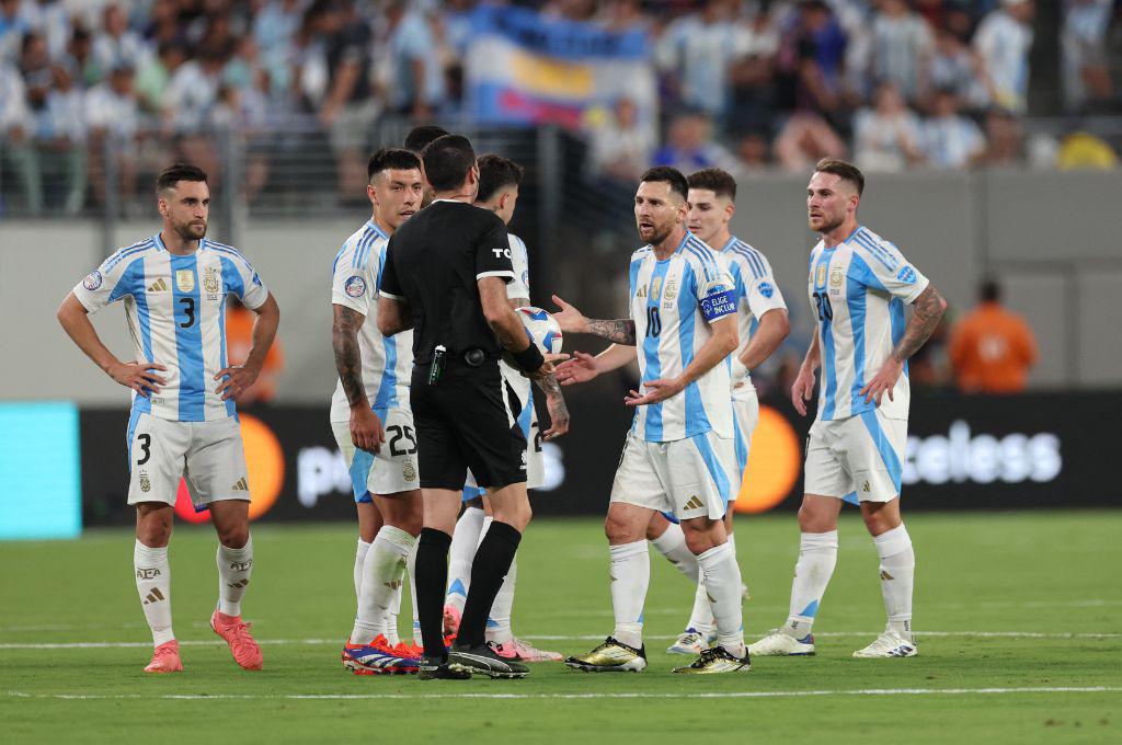 La polémica imagen del VAR en gol de Argentina ante Chile, la bronca de Messi con el árbitro y los masajes que ocupó