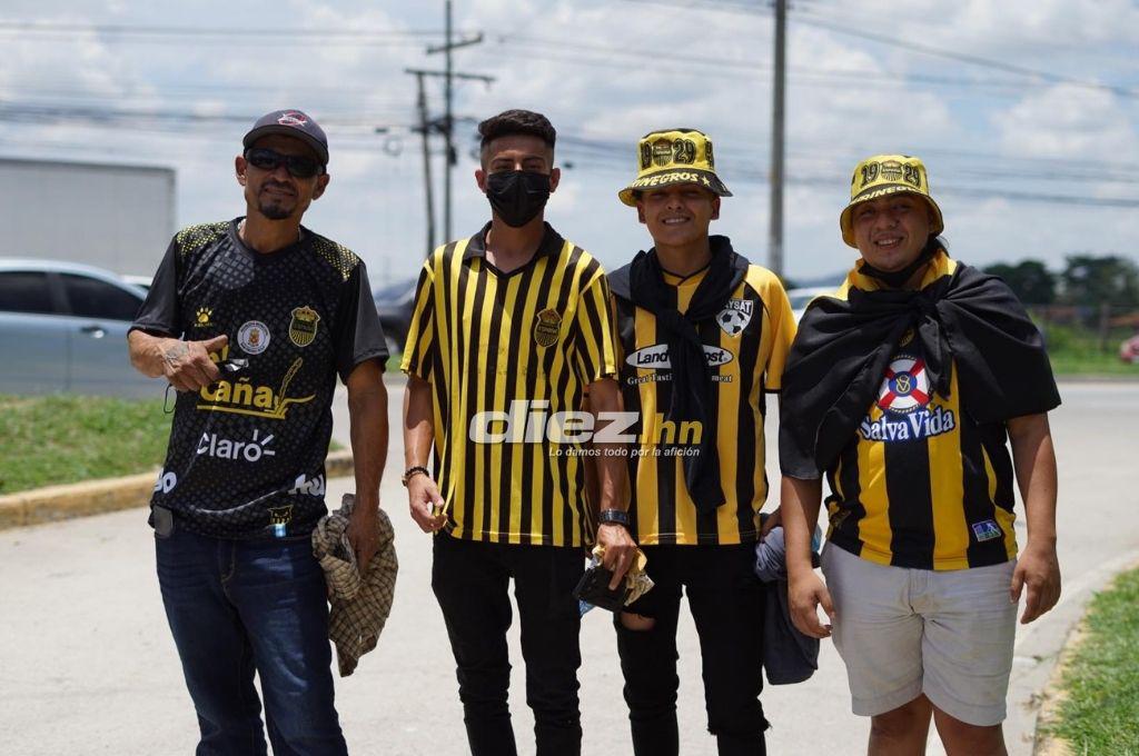 Muchos hinchas del Motagua y bellas mujeres en el estadio Olímpico de San Pedro Sula para disfrutar de la gran final
