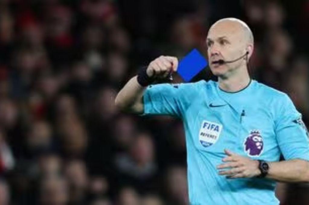 La tarjeta azul llega al fútbol profesional: ¿para qué sirve y cuándo se usará la nueva regla de la FIFA?