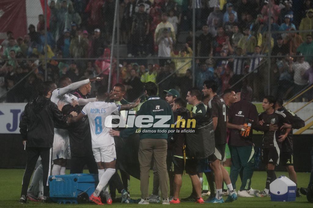 Bronca entre jugadores, el festejo de Honduras tras vencer a México y el feo gesto de Javier Aguirre, quien sufrió un corte en la cabeza