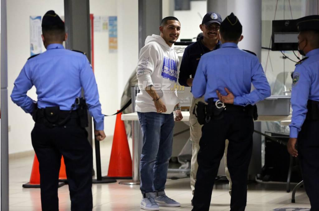 Con seguridad del gobierno y un ‘jab’ a periodista: Así fue la llegada de Teófimo López a Honduras para la toma de posesión